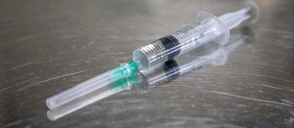 Los expertos alertan de las consecuencias infecciosas del uso de la misma aguja para pinchar a varias personas.