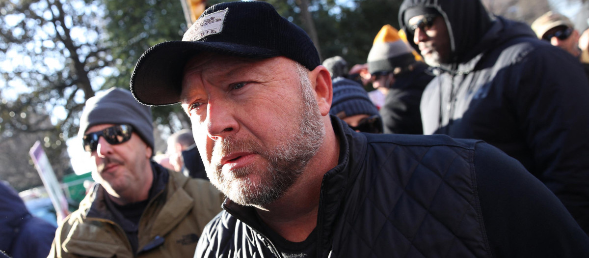 El presentador de un programa de radio Alex Jones se une a manifestación a favor del derecho a las armas