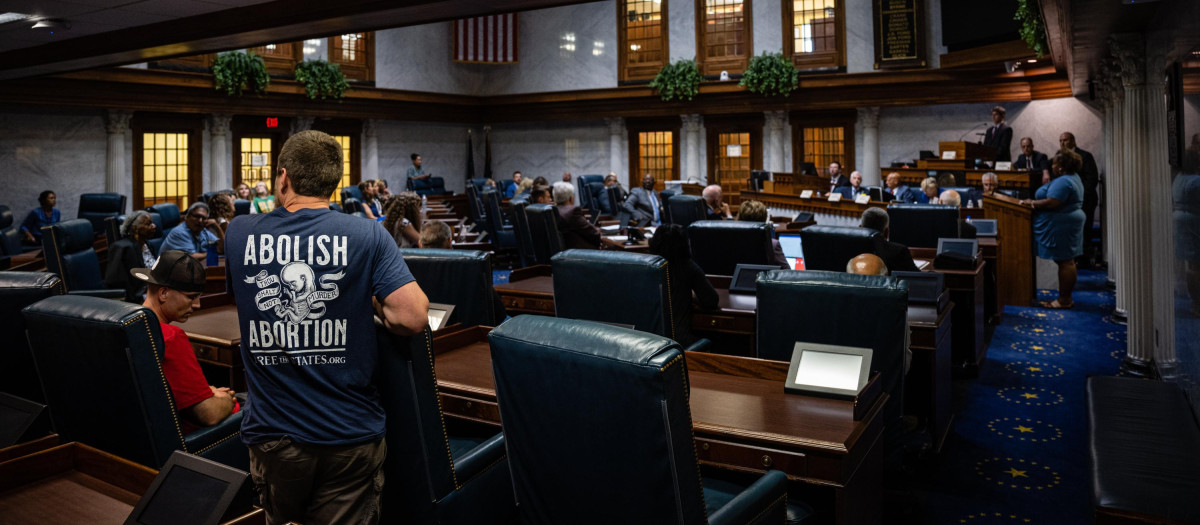 Un manifestante con una camiseta con el lema 'Abolir el aborto' en la cámara del Senado del estado de Indiana en el Capitolio.