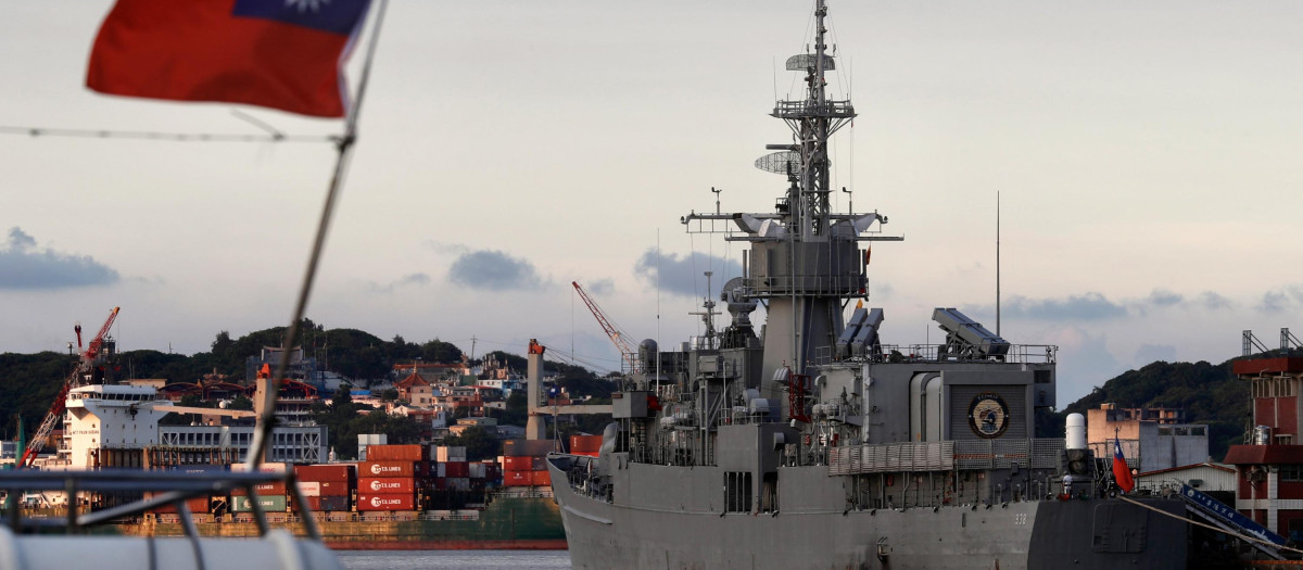 La fragata de la clase Chi Yang de la Armada de Taiwán, Ning Yang (FFG-938), está anclada en un puerto en la ciudad de Keelung
