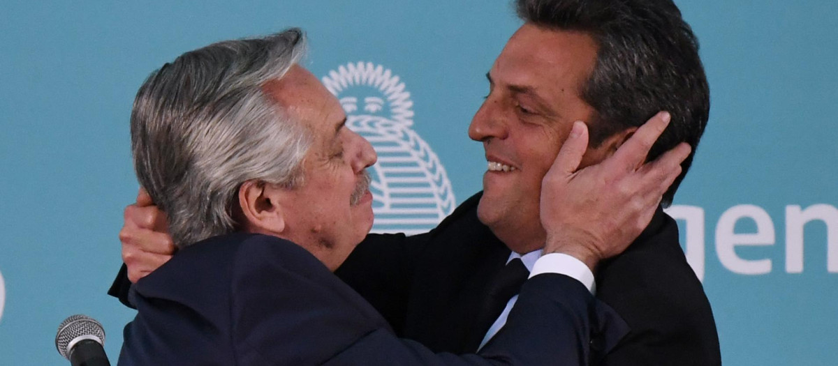 Eufórico, el presidente de Argentina El presidente de Argentina, Alberto Fernández (Iz.) saluda al nuevo ministro de Economía, Sergio Massa, tras ser juramentado