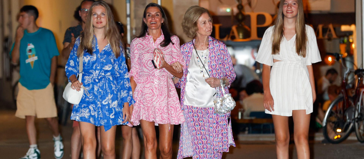 La Reina Letizia, junto a la Reina Sofía, la Princesa Leonor y la Infanta Sofía en Palma de Mallorca el pasado domingo