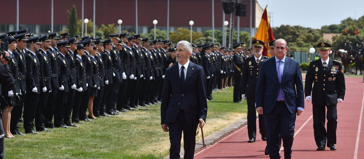 El ministro Fernando Grande-Marlaska durante la jura de los nuevos policías el pasado mes de mayo