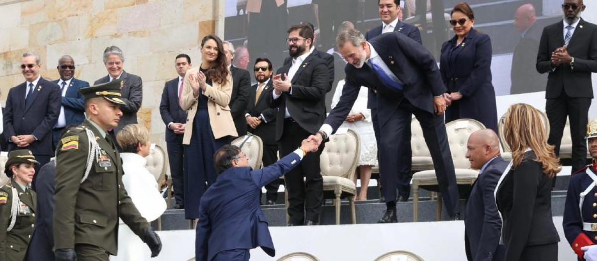 Rey Felipe VI permanece sentado durante la llegada de la espada de Simón Bolívar