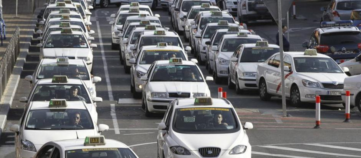 Parada de taxi en el aeropuerto de Madrid