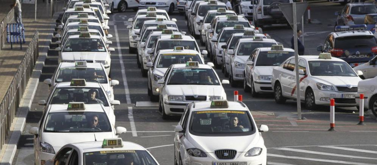 Parada de taxi en el aeropuerto de Madrid