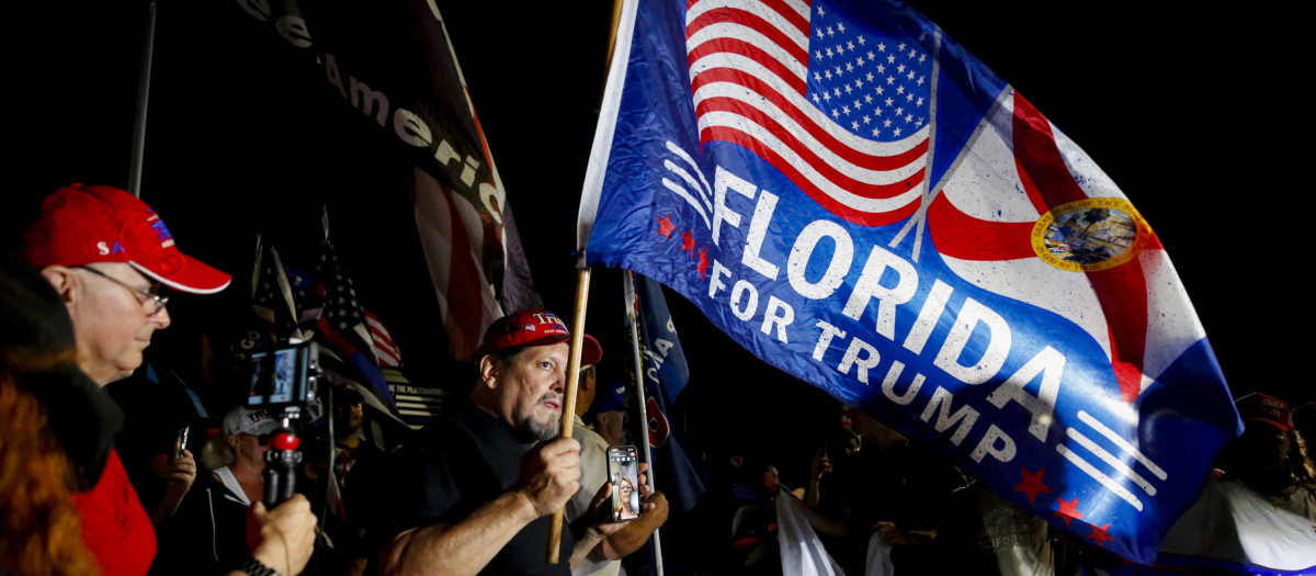Partidarios del expresidente Trump en las afueras de su mansión en Mar-A-Lago
