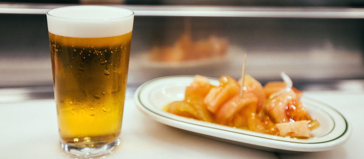 Una buena cerveza con su correspondiente aperitivo