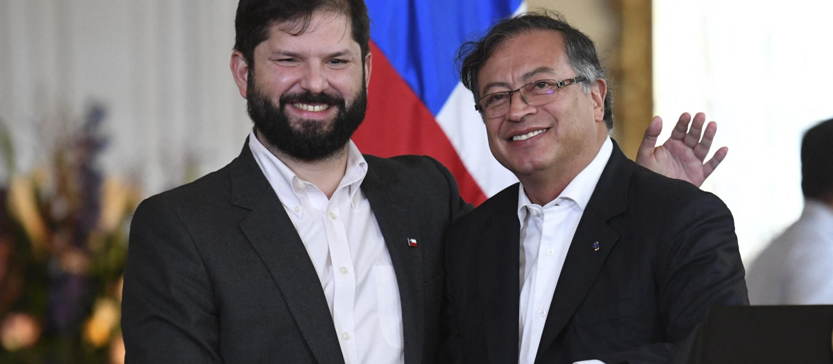 El presidente de Chile, Gabriel Boric (Iz) y el presidente de Colombia, Gustavo Petro