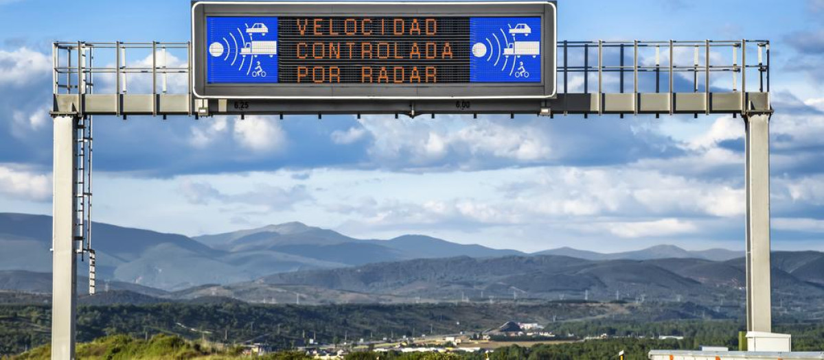 Los paneles luminosos esconden la presencia de radar
