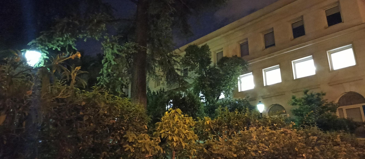 Plantas enteras y farolas exteriores permanecían encendidas pasadas las 22:00 horas en el Ministerio de Inclusión, Seguridad Social y Migraciones