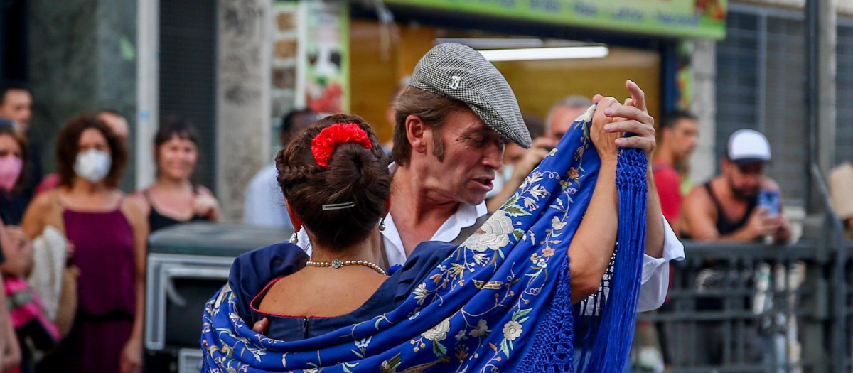 Una pareja baila el popular chotis, en Madrid