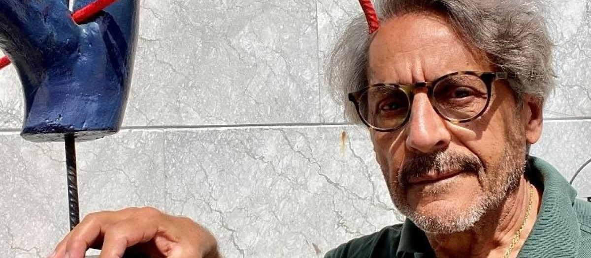 Miguel Marinero posa con una de sus obras
