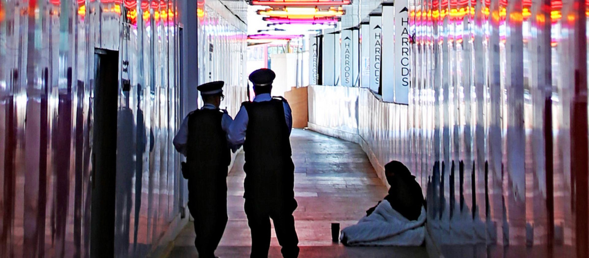 Dos oficiales de policía británicos en Londres.