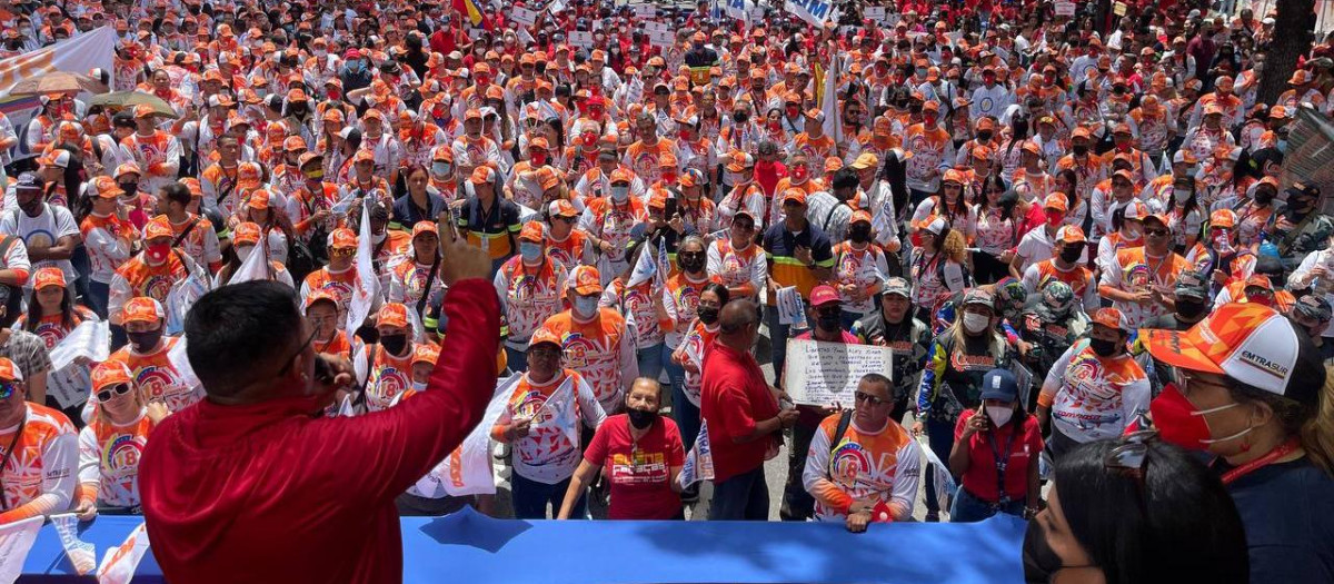 Los seguidores del régimen de Nicolás Maduro protestaron frente a la embajada argentina en Caracas