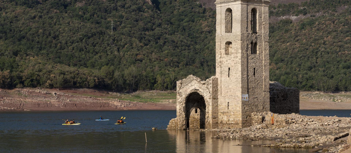 El pantano de Sau, que está al 39% por ciento de su capacidad, dejó al descubierto la iglesia románica del siglo XI.