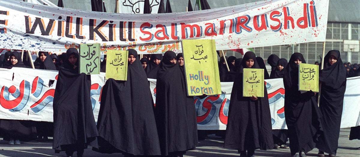 Mujeres iraníes muestran pancartas en las que se pide matar a Salman Rushdie el 17 de febrero de 1989 tras la fatua emitida por el ayatolá Jomeini