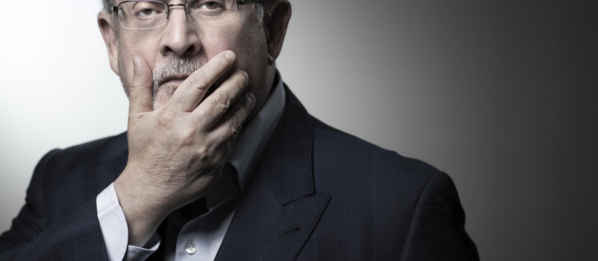 Salman Rushdie posa en una sesión de fotos tomada en 2018 en Londres