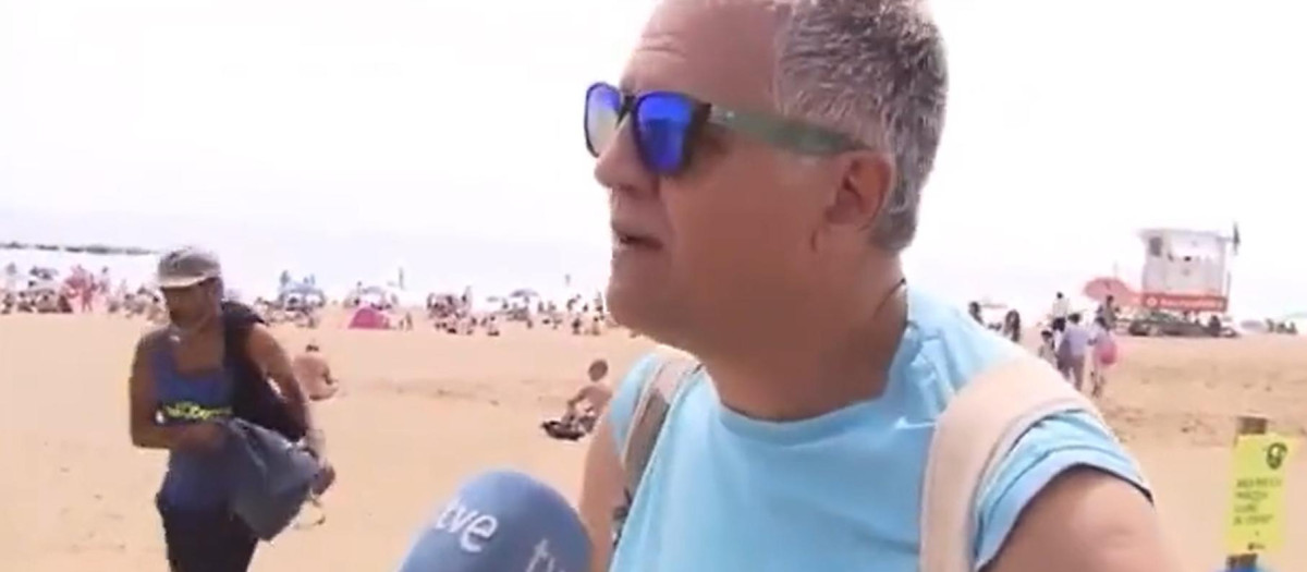 Imagen del momento en el que un individuo roba un bolso en la playa ante las cámaras de TVE