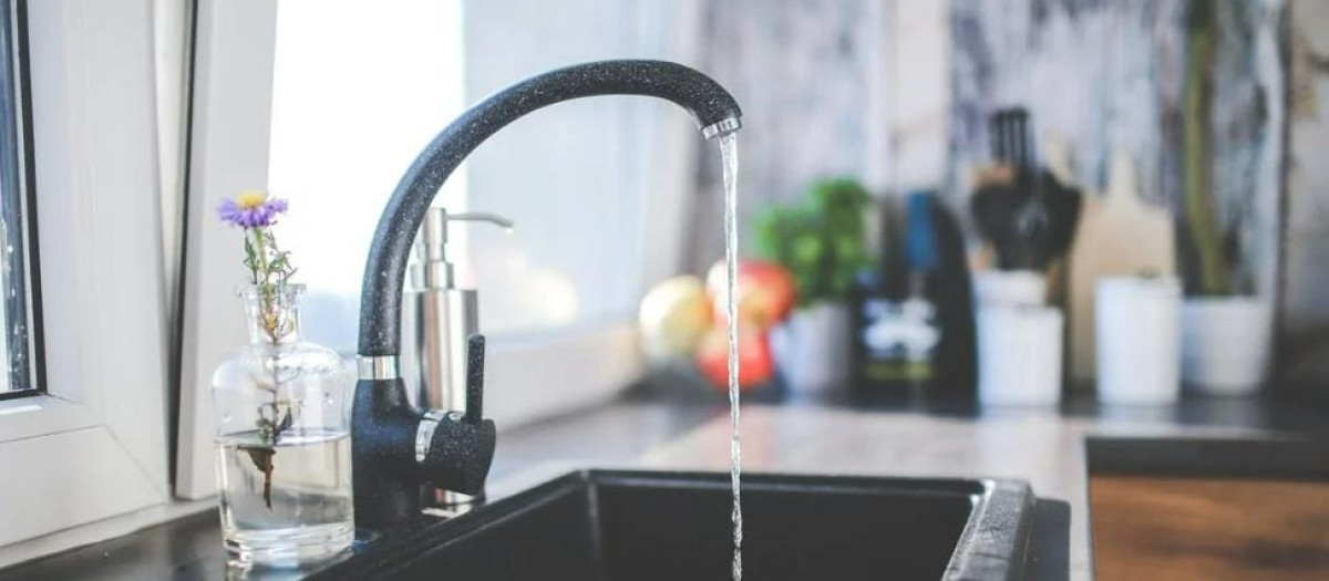 Esto es un clásico y una de las dudas más recurrentes. . La Ley de Residuos y Suelos Contaminados para una Economía Circular, que ya está en vigor, ya establece que el agua del grifo no se cobra. Y puede ser alternativa a la bebida que ofrece la carta.