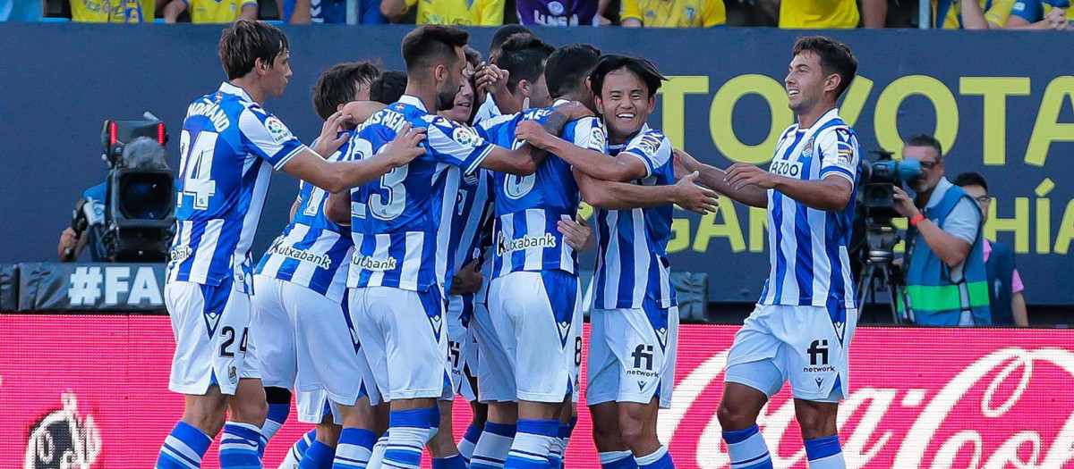 Take Kubo celebra su gol al Cádiz con sus compañeros de la Real Sociedad