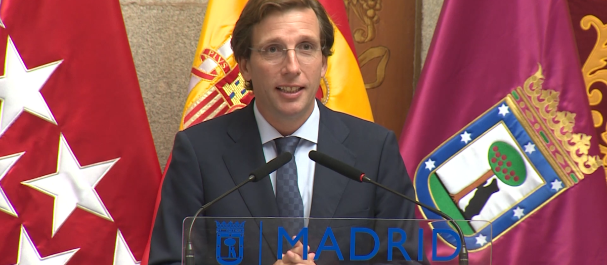 El alcalde de Madrid, entrega las tradicionales ‘Palomas de Bronce Bomberos de Madrid’