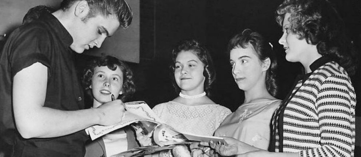 Elvis firma autógrafos en Minneapolis en 1956