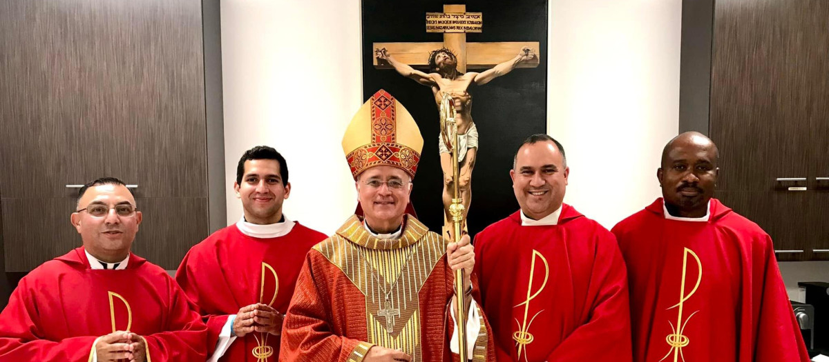 El obispo Silvio José Báez junto a otros sacerdotes en la parroquia Nuestra señora de Guadalupe en Doral, Florida