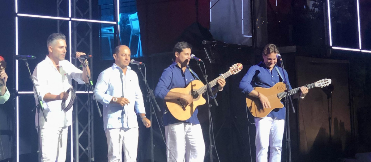 Fran Rivera con su grupo Una y nos vamos