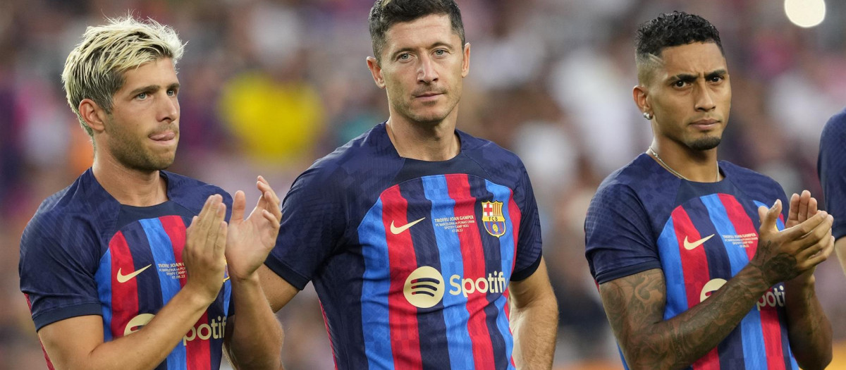 Sergi Roberto, Lewandowski y Raphinha en el trofeo Joan Gamper