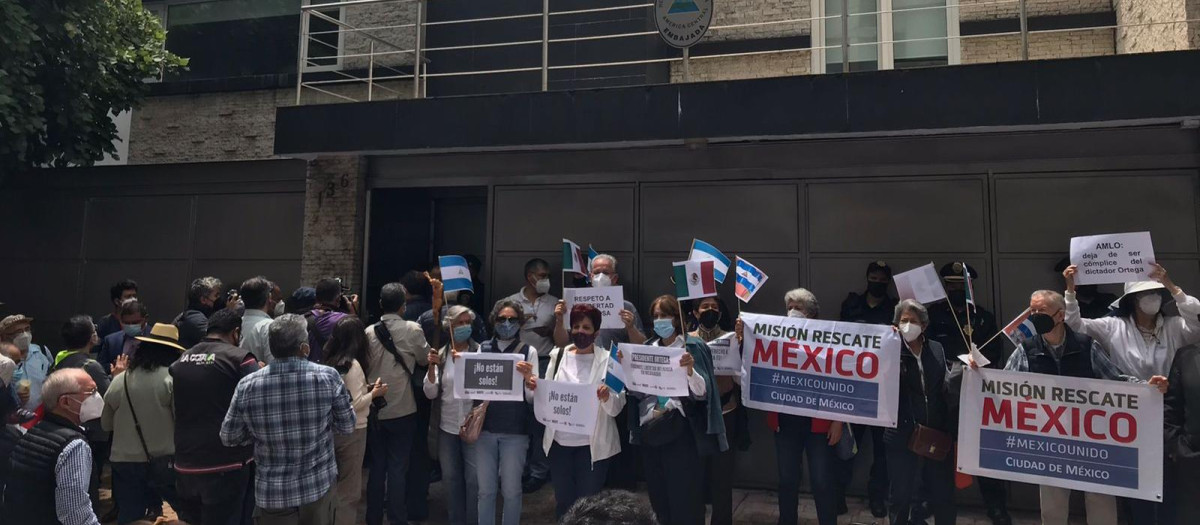 Protesta ante la embajada de Nicaragua en México