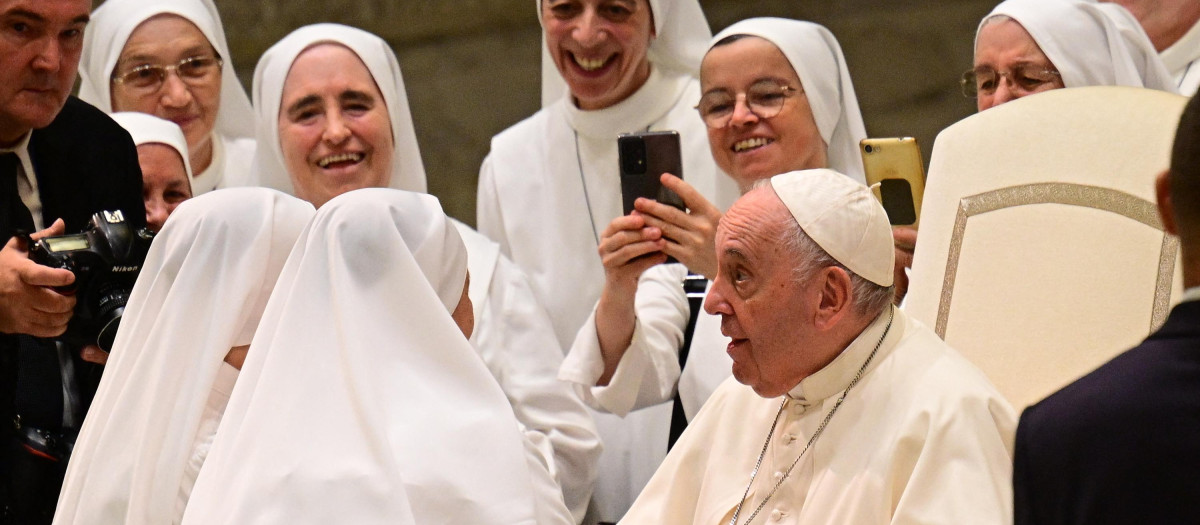 El Papa Francisco recibe a unas monjas en la audiencia general del 17 de agosto de 2022