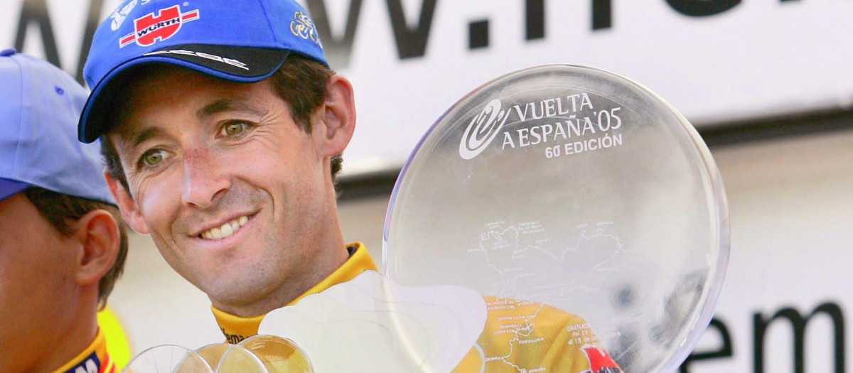 Roberto Heras con el título de ganador de La Vuelta a España 2005