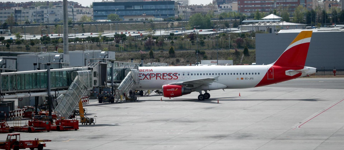 Avión de Iberia Express estacionado en el aeropuerto Adolfo Suárez, en Madrid.