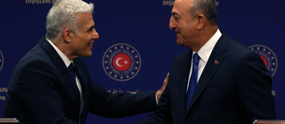 El Ministro de Relaciones Exteriores de Turquía, Mevlut Cavusoglu (D) y el Ministro de Relaciones Exteriores de Israel Yair Lapid (Iz) en Ankara el 23 de junio de 2022