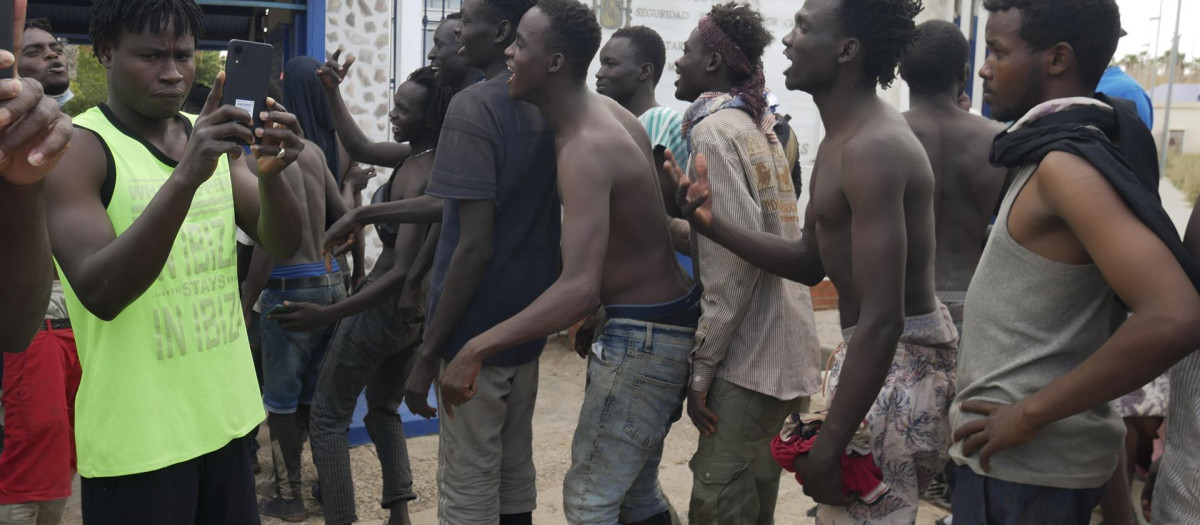 Varios inmigrantes celebran su entrada a Melilla, el pasado mes de junio