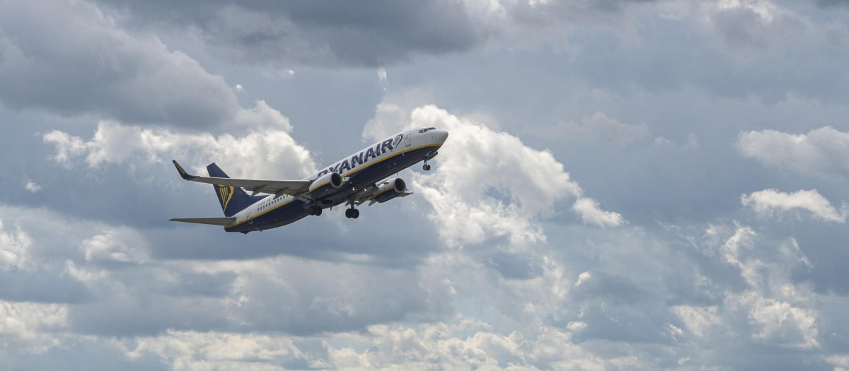 Avión de Ryanair despegando del aeropuerto de República Checa hacia Alicante