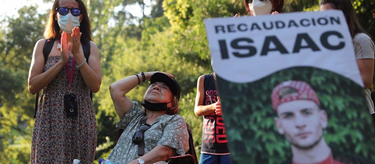 17-07-2021 Varias personas participan en un homenaje a Isaac, un joven asesinado el miércoles por la noche, en el Parque del Oeste, a 17 de julio de 2021, en Madrid (España). Este homenaje ha sido convocado a través de redes sociales para recordar a Isaac, un joven asesinado a puñaladas la noche de este miércoles cuando caminaba por un túnel de la calle Comercio de la capital. El joven tenía 18 años y padecía síndrome de Asperger leve. Era cantante de rap bajo el apodo 'Little Kinki'. Su cuerpo será incinerado esta tarde en el cementerio de La Almudena.
POLITICA 
Isabel Infantes - Europa Press