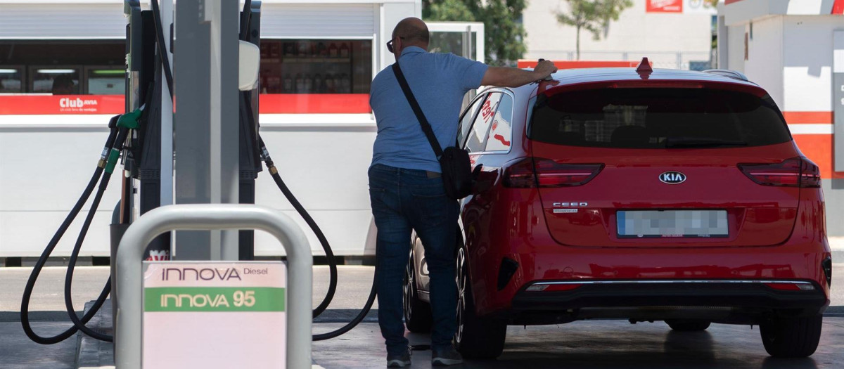 Un pasajero reposta en una gasolinera a la altura de Rivas