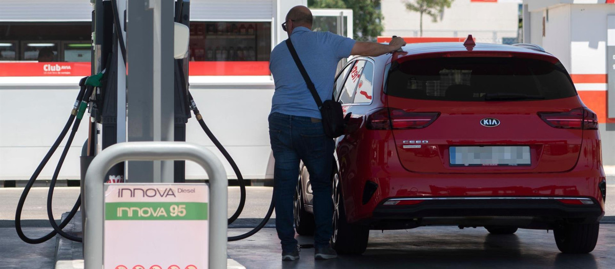 Un pasajero reposta en una gasolinera a la altura de Rivas