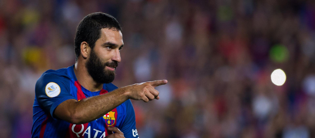Arda Turan en un partido disputado con el Barcelona