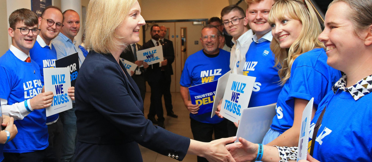 Liz Truss saluda a sus simpatizantes en Londres