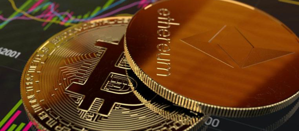 Representación artística de un Bitcoin y una criptomoneda de Ethereum