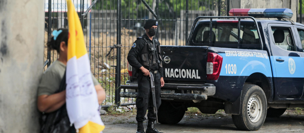Policía sandinista armado con una escopeta vigilando la procesión de la Virgen de Fátima el 13 de agosto de 2022
