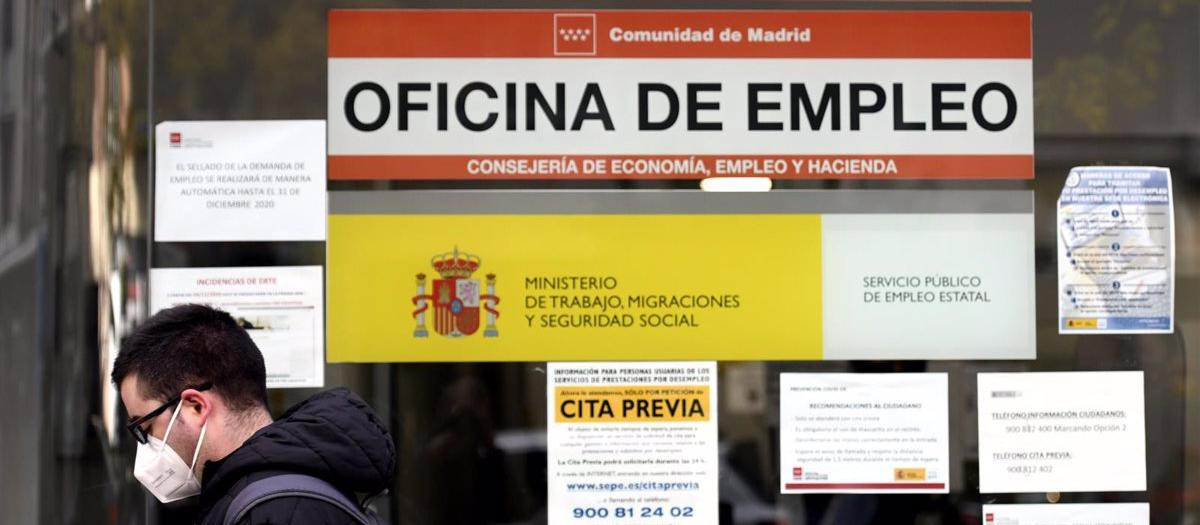 Un hombre pasa por la puerta de una oficina de empleo