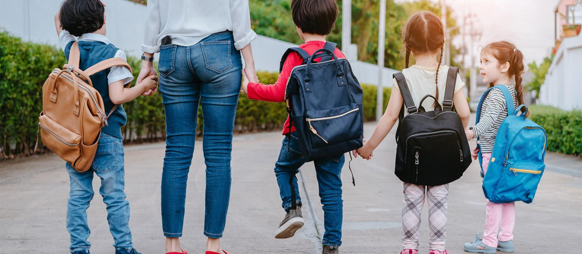 Una madre con sus cuatro hijos, de camino al colegio