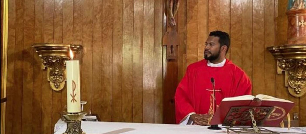 Óscar Díaz es párroco en la iglesia de San Pedro, en un pueblo de Albacete