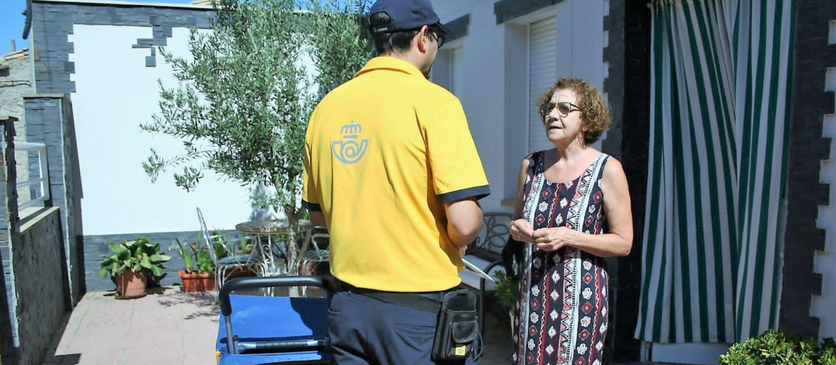 Los funcionarios de correos dejarán de llevar multas de la DGT en sus carros progresivamente