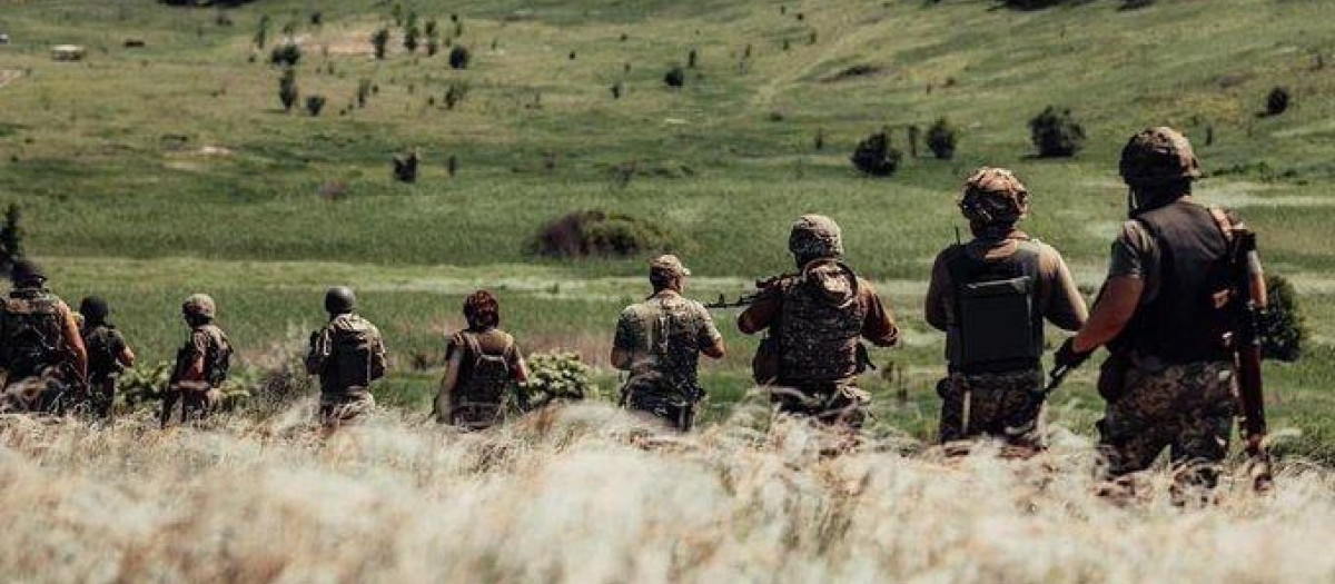 Militares ucranianos en medio de un operativo para repeler la invasión rusa