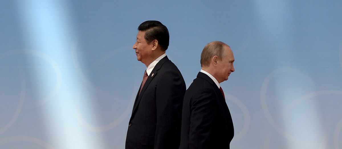 el presidente chino, Xi Jinping (Iz) y el presidente ruso Vladimir Putin (Shanghái 2014)